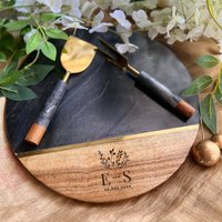 Hochzeitsgeschenk Für Paare, Personalisiertes Charcuterie Board, Käsebrett Mit Monogramm, Einzigartige Verlobungsgeschenke Schneidebrett Nach Maß von TheArtisansTales