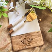 Hochzeitsgeschenke Für Das Paar, Personalisiertes Käsebrett, Brautpartygeschenk, Verlobungsgeschenke, Käsebrett Mit Gravur, Initialen von TheArtisansTales