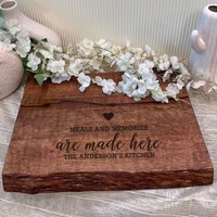 Individuelles Schneidebrett, Personalisierte Servierplatte, Herbst Geschenk, Live Edge Butcher Block, Küchendekor, Rustikale Käsebretter, Dekor von TheArtisansTales