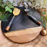 Käsebrett Aus Marmor Und Holz Mit Messer Gabel, Schneidebrett, Firmengeschenk-Werbegeschenke, Stammkundengeschenk von TheArtisansTales