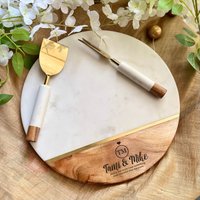 Käsebrett Mit Gravur, Charcuterie-Brett Aus Weißem Marmor, Hochzeits-Kerzstück, Verlobungsgeschenke Für Paare, Jungvermähltengeschenk von TheArtisansTales