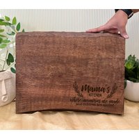 Live Edge Charcuterie Board, Personalisiertes Geschenk Für Mama, Benutzerdefinierte Schneidebrett, Oma Geschenk, Servierbrett, Rustikales Käsebrett von TheArtisansTales