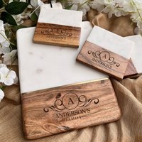 Marmor Holz Schneidebrett, Käsebrett, Individuelles Charcuteriebrett, Personalisiertes Empfangsgeschenk, Serviertablett, Gravierte Käseplatte von TheArtisansTales
