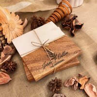 Personalisierte Gravierte Hochzeit Untersetzer, Hochzeitsgeschenke Für Paar, Personalisierte Untersetzer Marmor Holz, Holz Set, Neues Zuhause von TheArtisansTales