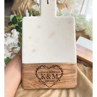 Personalisierte Käsebrett, Schneidebrett, Hochzeitsgeschenk, Initiale Und Name Eingraviert, Jubiläum, Verlobungsgeschenk Personalisierte Käsebrett, Schneidebrett, Hochzeitsgeschenk, Initiale Und Name Eingraviert, Jubiläum, Verlobungsgeschenk von TheArtisansTales