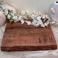 Personalisierte Live Edge Charcuterie Board, Hochzeitsgeschenk Für Paar, Monogramm Käsebrett, Geschenk Gastgeber, Individuelle Schneidebrett von TheArtisansTales