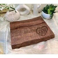 Personalisierte Live Edge Holzschneidebrett, Gravierte Butcher Block, Geschenk Für Sie/Ihn, Glückliches Paar, Hochzeit Giveaways, Liebhaber von TheArtisansTales
