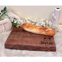 Personalisierte Live Edge Schneidebrett, Gravierte Butcher Block, Grill Geschenke Für Ihn, Bestes Paar, Jubiläumsgeschenk Personalisierte Live Edge Schneidebrett, Gravierte Butcher Block, Grill Geschenke Für Ihn, Bestes Paar, Jubiläumsgeschenk von TheArtisansTales