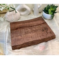 Personalisierte Live Edge Schneidebrett, Hochzeitsgeschenk Für Bräutigam, Gravierte Geschenk Gastgeber, Holz Charcuterie Brett, Jubiläumsgeschenk von TheArtisansTales