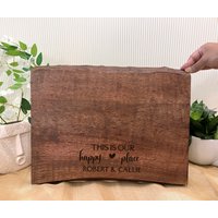 Personalisierte Natürliche Live Edge Charcuterie Board, Benutzerdefinierter Name, Hochzeit, Brautpaar, Paare, Jubiläum, Verlobungsgeschenk von TheArtisansTales