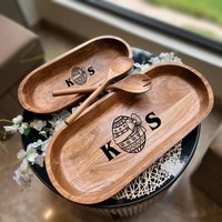 Personalisierte Ostereischale, Gravierte Holzteigschale, Lange Servierplatte, Dekor Im Frühlingsstil, Ostergeschenk, Handgemachte Brotschale von TheArtisansTales