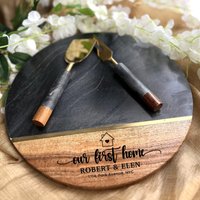 Personalisiertes Charcuterie Brett, Schneidebrett, Hostessengeschenk Für Paare, Geschenk Neues Zuhause, Hochzeitsgeschenk, Einweihungsgeschenk Personalisiertes Charcuterie Brett, Schneidebrett, Hostessengeschenk Für Paare, Geschenk Neues Zuhause, Hochzeitsgeschenk, Einweihungsgeschenk von TheArtisansTales