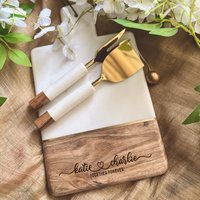 Personalisiertes Charcuterie Brett Und Untersetzer Set, Hochzeitsgeschenke Für Das Paar, Käsebrett Mit Gravur, Brautparty Geschenk von TheArtisansTales