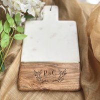 Personalisiertes Charcuteriebrett, Käsebrett Mit Monogramm, Verlobungsgeschenk, Individuelles Marmorschneidebrett, Hochzeitsgeschenk Für Das Paar von TheArtisansTales