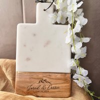 Personalisiertes Charcuteriebrett, Käsebrett Nach Maß, Verlobungsgeschenk, Marmorschneidebrett, Hochzeitsgeschenk, Personalisiertes Geschenk Für Sie von TheArtisansTales