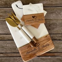 Personalisiertes Käsebrett/Charcuterie Board Hochzeitsgeschenk Verlobungsgeschenk Holzbrett Tischdekoration Holz Paddel Brett von TheArtisansTales