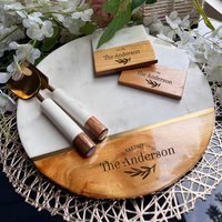 Personalisiertes Rundes Charcuterie-Käsebrett Mit 2-Teiligem Besteck Und Option Für Untersetzer, Thanksgiving, Familie, Gruppentreffen von TheArtisansTales
