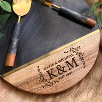 Personalisiertes Rundes Charcuteriebrett Mit Käsemesser Und -Gabel, Geschenk Für Frisch Verlobte, Hochzeiten, Paare von TheArtisansTales