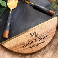 Personalisiertes Rundes Charcuteriebrett Mit Käsemesser Und -Gabel, Geschenk Für Frisch Verlobte, Hochzeiten, Paare von TheArtisansTales
