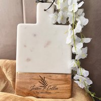Personalisiertes Schneidebrett Mit Griff, Brautpartygeschenk, Hochzeitsgeschenk, Käsebrett, Charcuteriebrett Gravur, Servierbrett von TheArtisansTales