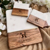 Personalisiertes Schneidebrett Mit Griff, Option Für Untersetzer Oder Besteck, Individuell Graviertes Servierbrett, Verlobung, Hochzeitsgeschenk von TheArtisansTales