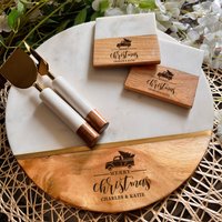 Personalisiertes Weihnachtscharcuterie-Käsebrett Mit 2-Teiligem Besteck Und Option Zum Hinzufügen Von Untersetzern, Individuellem Design von TheArtisansTales
