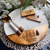 Personalisiertes Weihnachtskäsebrett Mit Gabel Und Messer, Option Zum Hinzufügen Von Untersetzern, Jubiläum, Verlobung, Hochzeitsgeschenkideen 2024 von TheArtisansTales