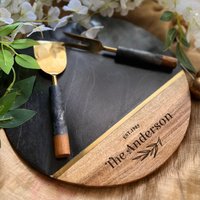 Rundes Servierbrett, Personalisiertes Charcuterie-Brett, Einzigartiges Hochzeitsgeschenk, Monogramm-Charcuterie-Brett, Käsebrett von TheArtisansTales