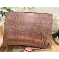Schneidebrett Personalisiert, Hochzeitsgeschenk Für Bräutigam, Benutzerdefinierte Käsebrett, Live Edge Board, Hochzeitsjubiläumsgeschenk Paare von TheArtisansTales