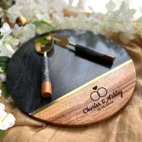 Verlobungs-Käsebrett, Personalisiertes Hochzeit-Charcuteriebrett, Rundes Marmortablett, Geschenk Für Paare, Brautpartygeschenk, Dekor von TheArtisansTales