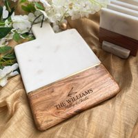 Verlobungsgeschenk, Hochzeit Schneidebrett, Geschenk Für Gastgeber, Charcuterie Brett Mit Griff, Geschenke Eltern, Personalisierter Familienname von TheArtisansTales