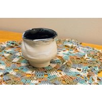 Handgemachte Kleine Keramik Übertopf Goldiges Topf in Weiß Und Schwarz von TheArtsnEndsShop