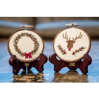 Stickbild Rentier & Kranz Ornament Stickset von TheArtsyMarketShop