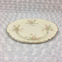 Ein Vintage Cremefarbene Ausgebogte Blumenmuster Servierplatte Mit Goldrand, Limoges Made in Usa, Lafrance 22K Goldrand von TheAvenueProject