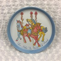 Vintage 1989 Bunte Karussell Pferde Sammler Runde Blechtablett Liebe Makes The World Go Round von TheAvenueProject