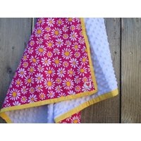 Moderne Baby-Decke-Baby Mädchen Blume Decke-Baby Daisy Blankey-Weiße Minky Baby-Decke-Pink Baby Decke von TheBabblingBean