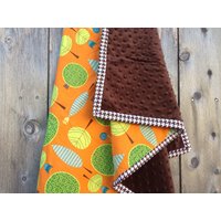 Moderne Babydecke-Baby-Junge-Eulendecke-Orangenbäume Und Eulen Baby-Decke-Braune Minky Baby Decke von TheBabblingBean