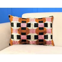 Brauner Kissenbezug, Rosa Samt-Ikat-Kissen, Lendenwirbel-Kissen, Ikat-Kissenbezug, Dekokissen, Seiden-Ikat-Kissen, Lendenkissen von TheBagroomCo