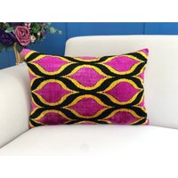 Luxus Rosa Samt Ikat Kissen, Boho Chic Akzent Lebendiges Dekokissen, Elegantes Samtkissen, Dekokissen von TheBagroomCo