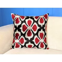 Rot & Schwarz Samt Ikat Kissen Handgemachtes Kissen Rot & Schwarz Samt Ikat Kissen Handgemachtes Kissen von TheBagroomCo