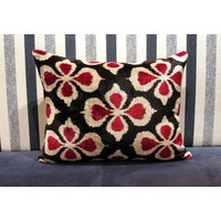 Rotes Ikat Samtkissen, Samt Kissenbezug, Dekokissen, Lendenkissen Ikat, Seidensamt Kissen, Dekorative Seidenkissen von TheBagroomCo