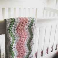 Individualisierbare Bestellung - Chevron Baby Decke // Gewellte Kuscheldecke Afghan Zick-Zack Muster 40" X von TheBasicStitchShop