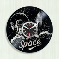 Raumuhr Wanduhr Astronaut Geschenk Weltraum Geschenke Astronauten Uhr Rakete Schallplattenuhr Schwarze Wanddeko Weltraumkunst von TheBeautifulItems