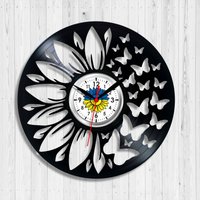 Ukraine Sonnenblumen Uhr Schmetterling Patriot Dekor Schwarze Wanduhr Ukrainisch Emblem von TheBeautifulItems