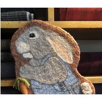 Sprout Kaninchenteppich Hakenmuster Auf Leinen von TheBeeTheBear