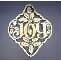 Aluminium Gegossenes Messing Overlay "Joy' Christmas Trivet Hot Plate Weihnachten von TheBeeskneesTreasure