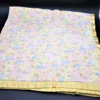 Deko Maschenabsatz Flanell Krippendecke Handarbeit Satin Borte Blau Und Rosa Lämmer Floral Prints Gelb Cord Rücken Vintage Baby Kind von TheBeeskneesTreasure