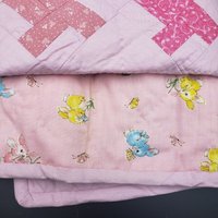 Krippe Quilt Handarbeit Handgenäht Vintage Baby Kind von TheBeeskneesTreasure