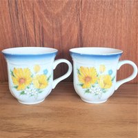 Mikasa Country Club Amy 3 3/8" Tassen Ca 503 Floral Roange Blau Gelb 2Er Set von TheBeeskneesTreasure