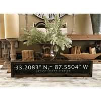 Bryant-Denny Stadium Rustikales Handgefertigtes Schwarz/Weißes Holzschild, Hochzeit, Abschlussfeier, Gedenkstätte, Besonderer Anlass von TheBirchLambRoad